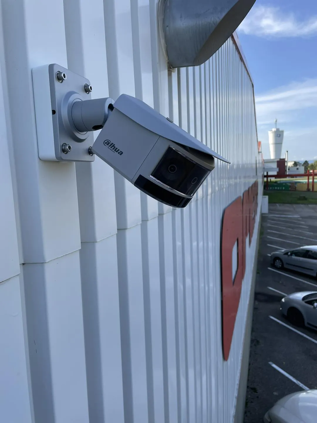 Caméra extérieure sur bâtiment industriel