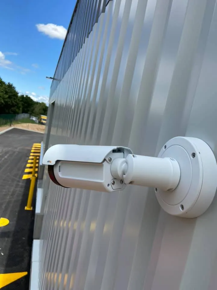 Caméra bullet en façade d'entrepôt