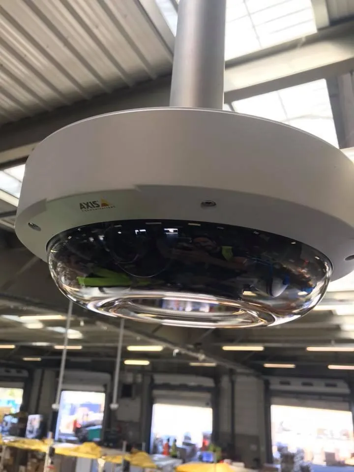 Caméra dôme installée dans un entrepôt