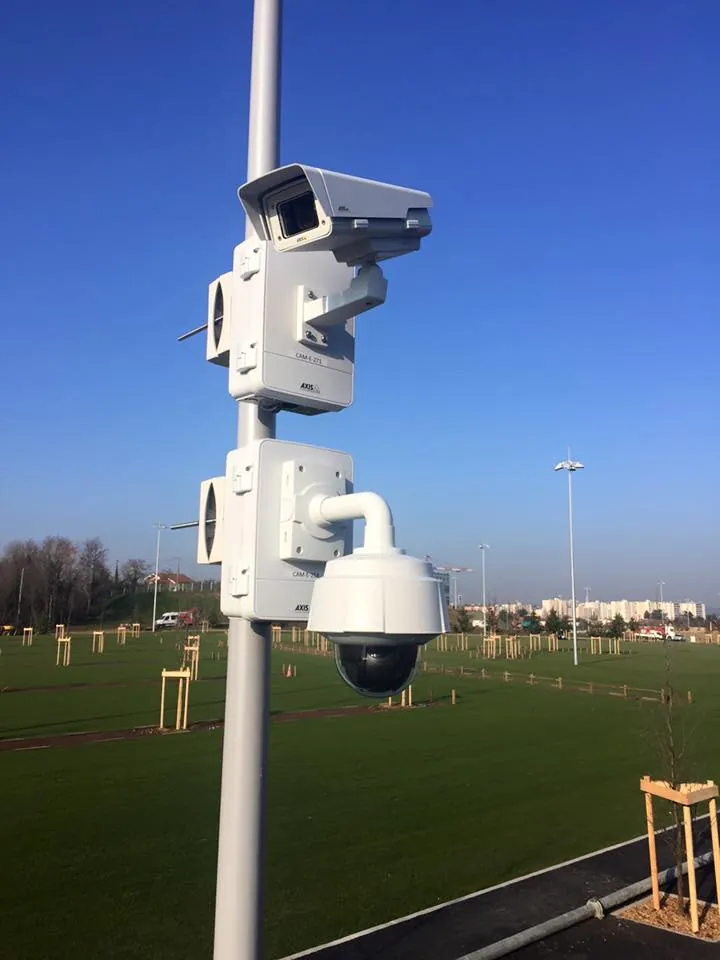 Caméras sur mât pour la surveillance d'un parking